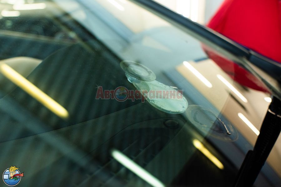 Замена разбитого стекла и ремонт сколов на стеклах автомобиля. Стоимость замены стекла после выезда