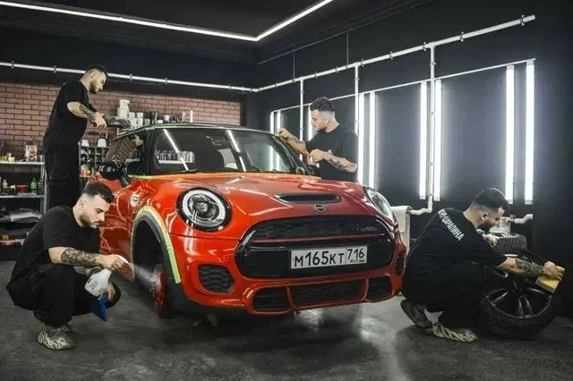 Команда детейлинг-центра за работой над Mini
